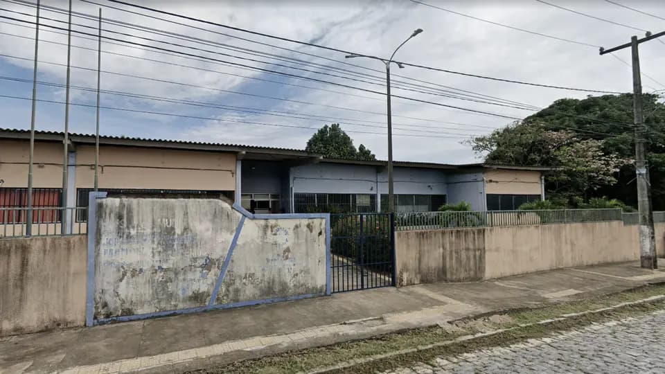 Vídeo de estudante denuncia problemas estruturais na Escola Municipal Rubens Manoel Lemos