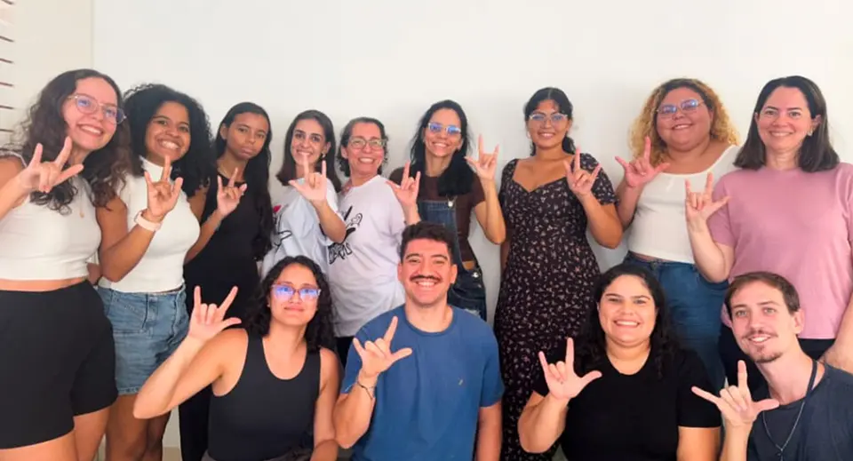 Workshop de Libras integra agenda cultural em Natal e promove inclusão em espaço público.